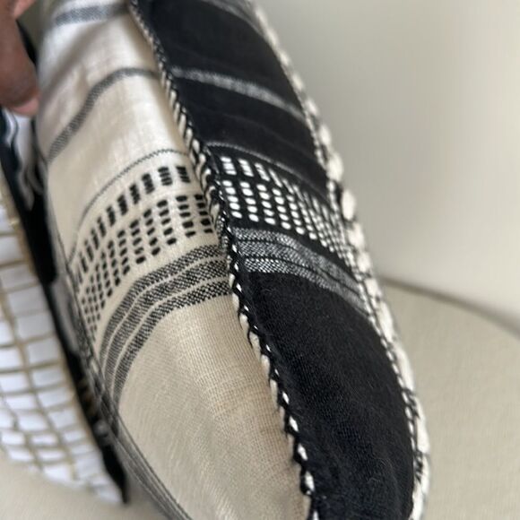 Decorative Pillow Decor Bundle (2) - Picture 4 of 7